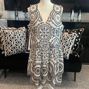 Express Women’s Black & White V-Neck Sleeveless Patterned Dress XL
